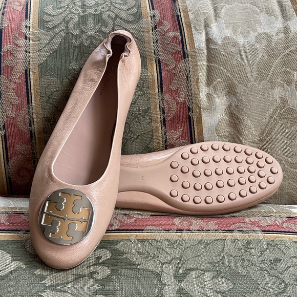 Tory Burch Claire Ballet Flat Women. Light sand/ silver/ gold. Size 8.5 Women - Picture 1 of 6